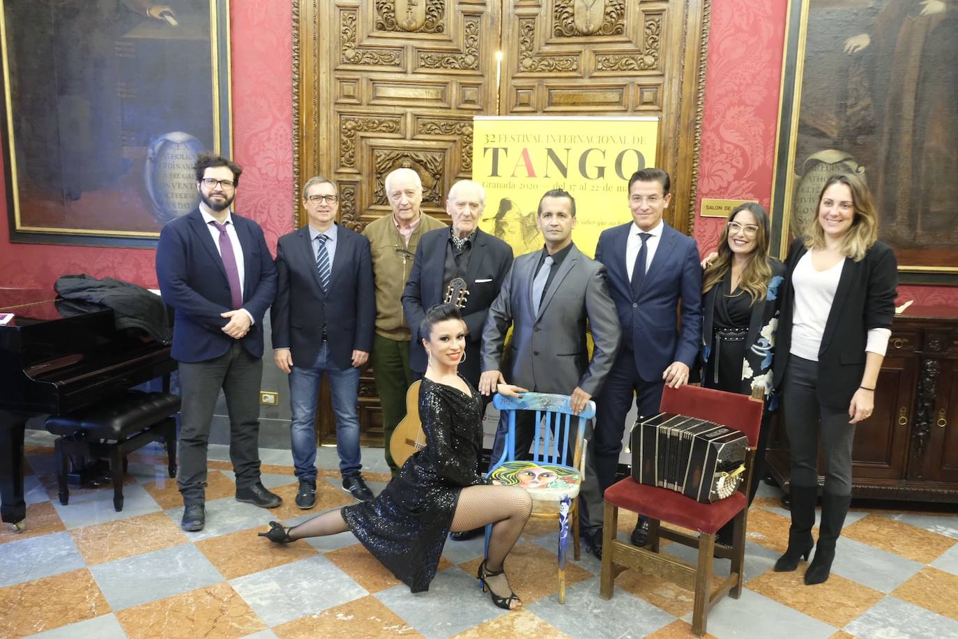 El alcalde de Granada, Luis Salvador, la concejal de Cultura, Lucía Garrido, y el director del Festival de Tango, Tato Révora han mostrado cómo será el certamen 
