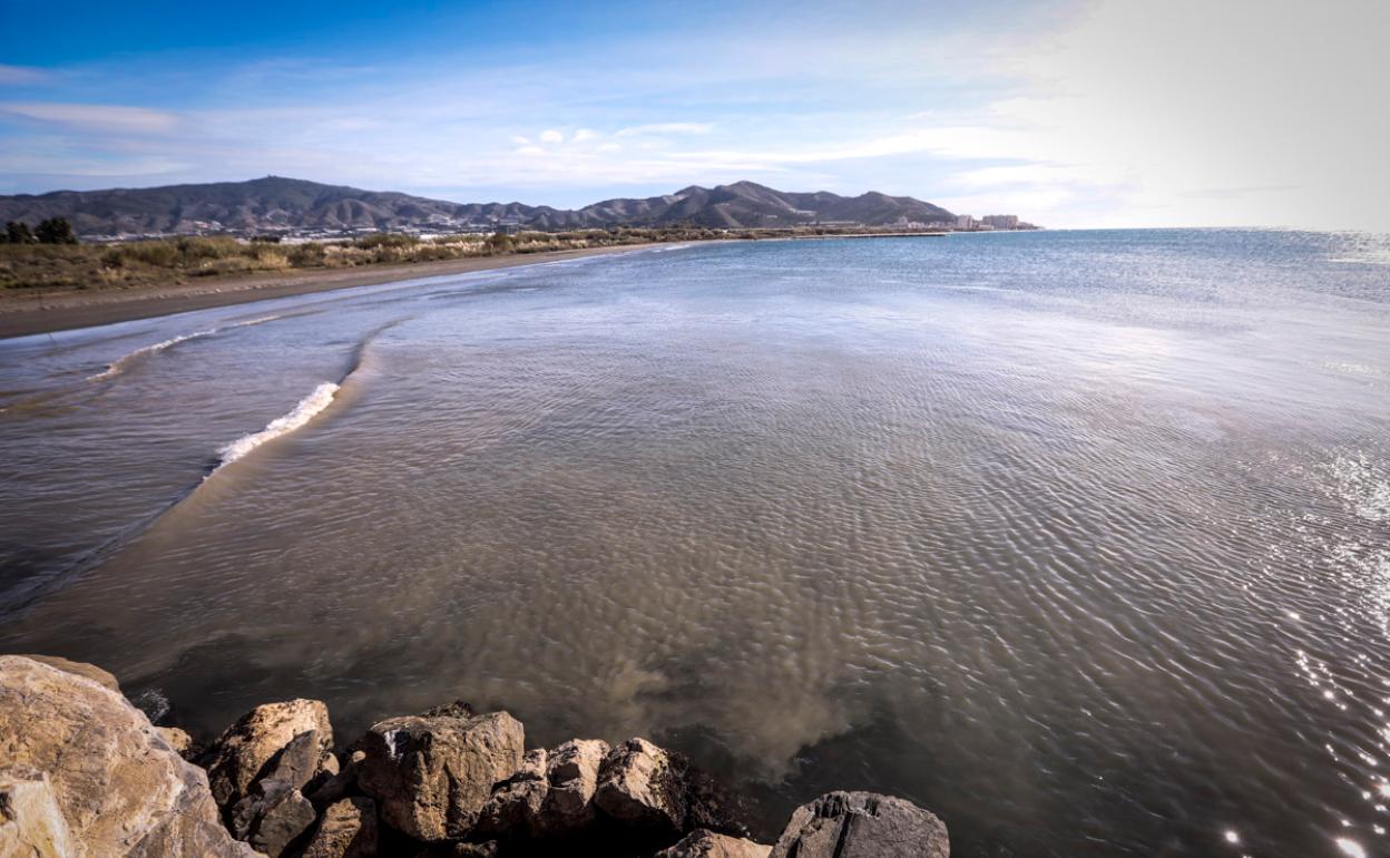 Denuncian vertidos de aguas fecales a la playa de Las Azucenas