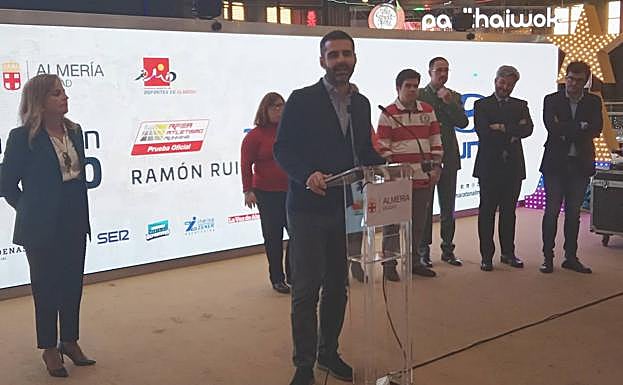 El alcalde, Ramón Fernández Pacheco, presentando el evento en el Centro Comercial Torrecárdenas.