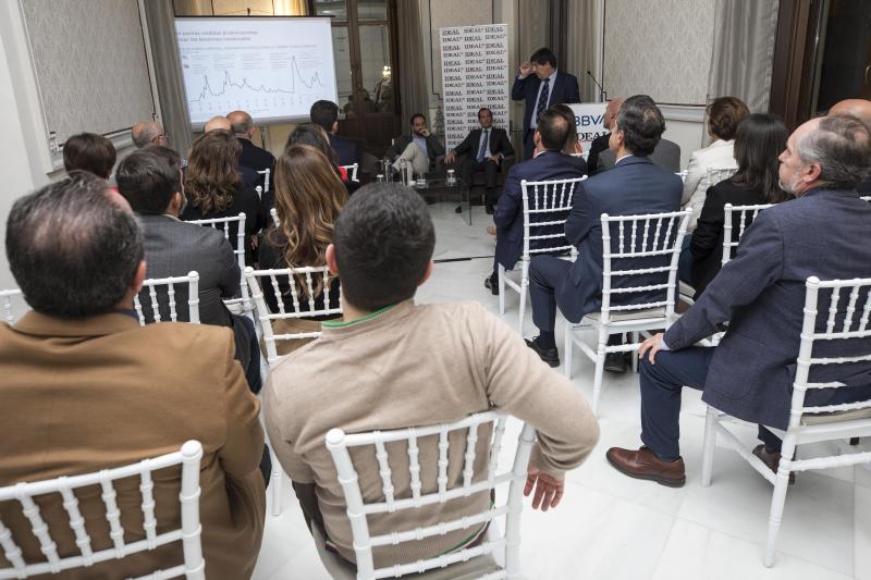 Los asistentes escuchan al economista Pep Ruiz de Aguirre.