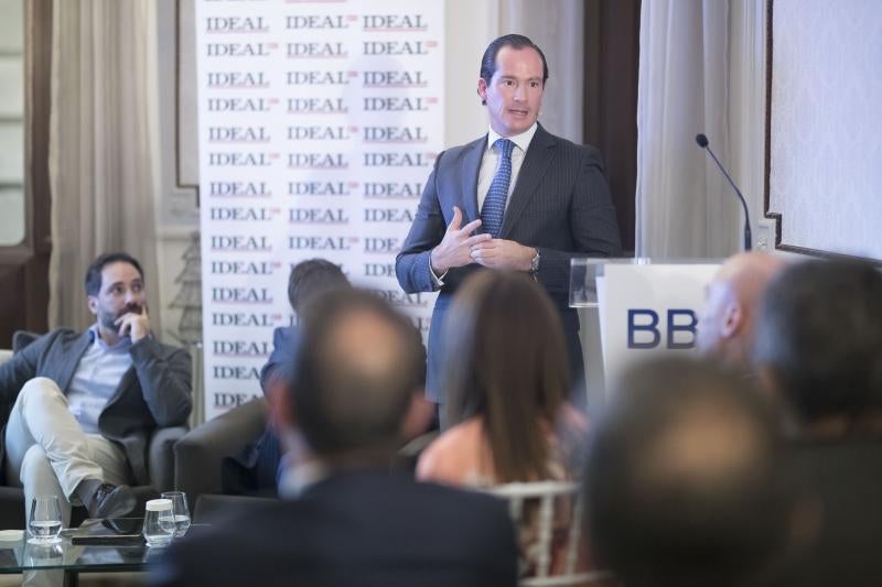 Gonzalo Ibáñez, managing director de BBVA, durante su ponencia, observado por Jorge López Mazuelas, responsable de Open Market en la Factoría de Transformación de BBVA.