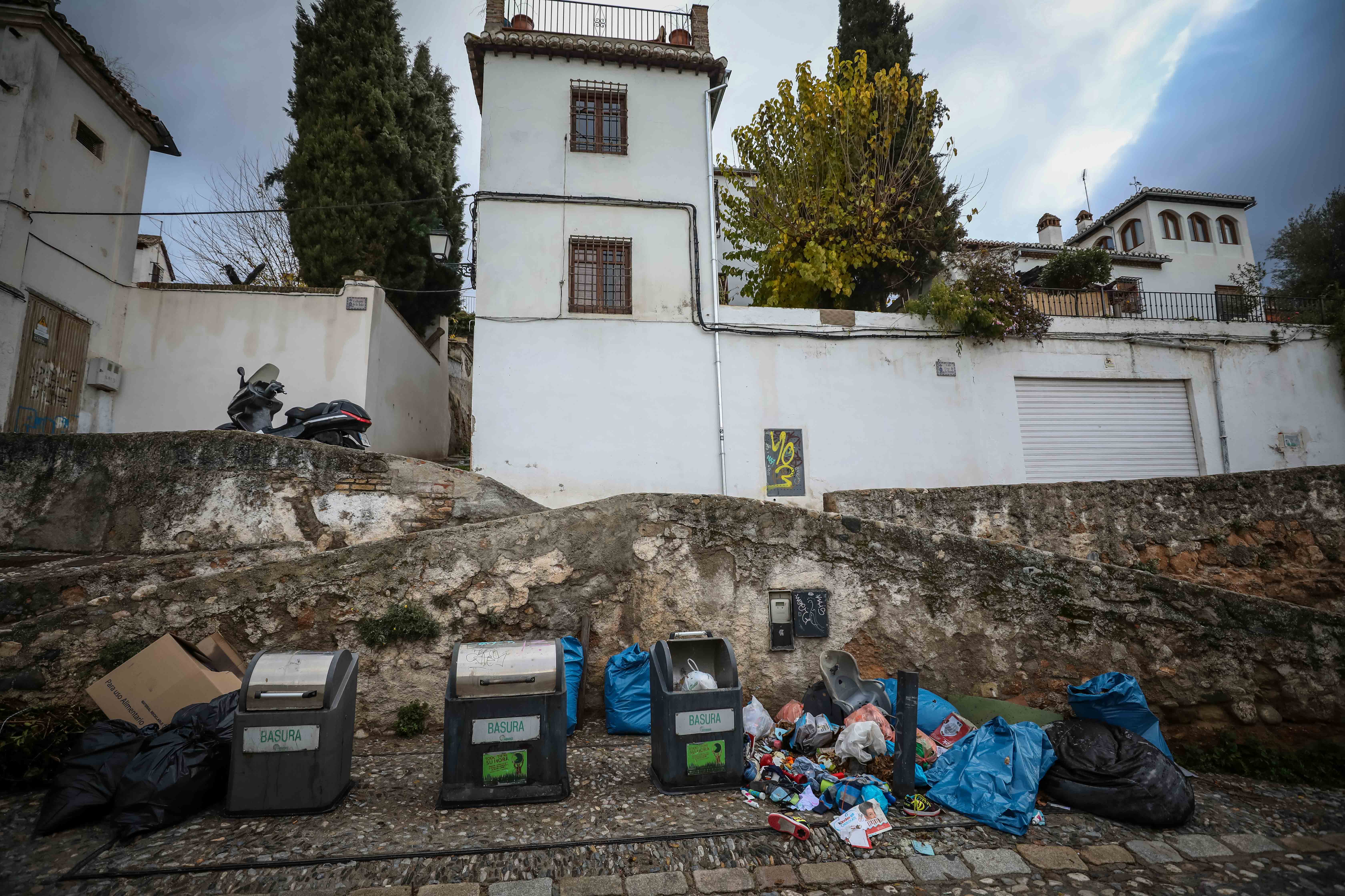 En el barrio Patrimonio Mundial se acumulan los desperfectos: pintadas, patrimonio en ruinas, murallas abandonadas, pavimento en mal estado o cables que tapan las vistas