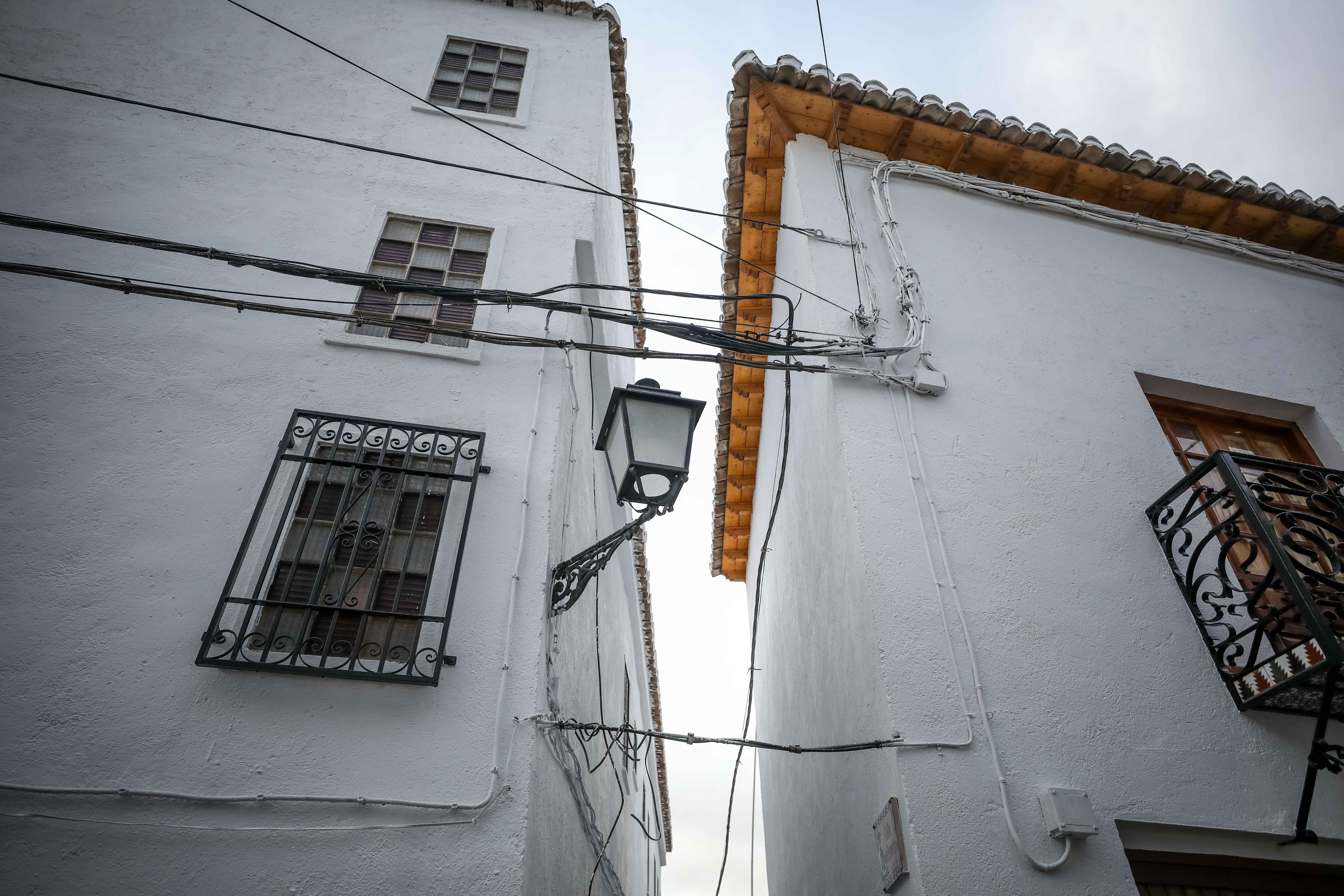 En el barrio Patrimonio Mundial se acumulan los desperfectos: pintadas, patrimonio en ruinas, murallas abandonadas, pavimento en mal estado o cables que tapan las vistas