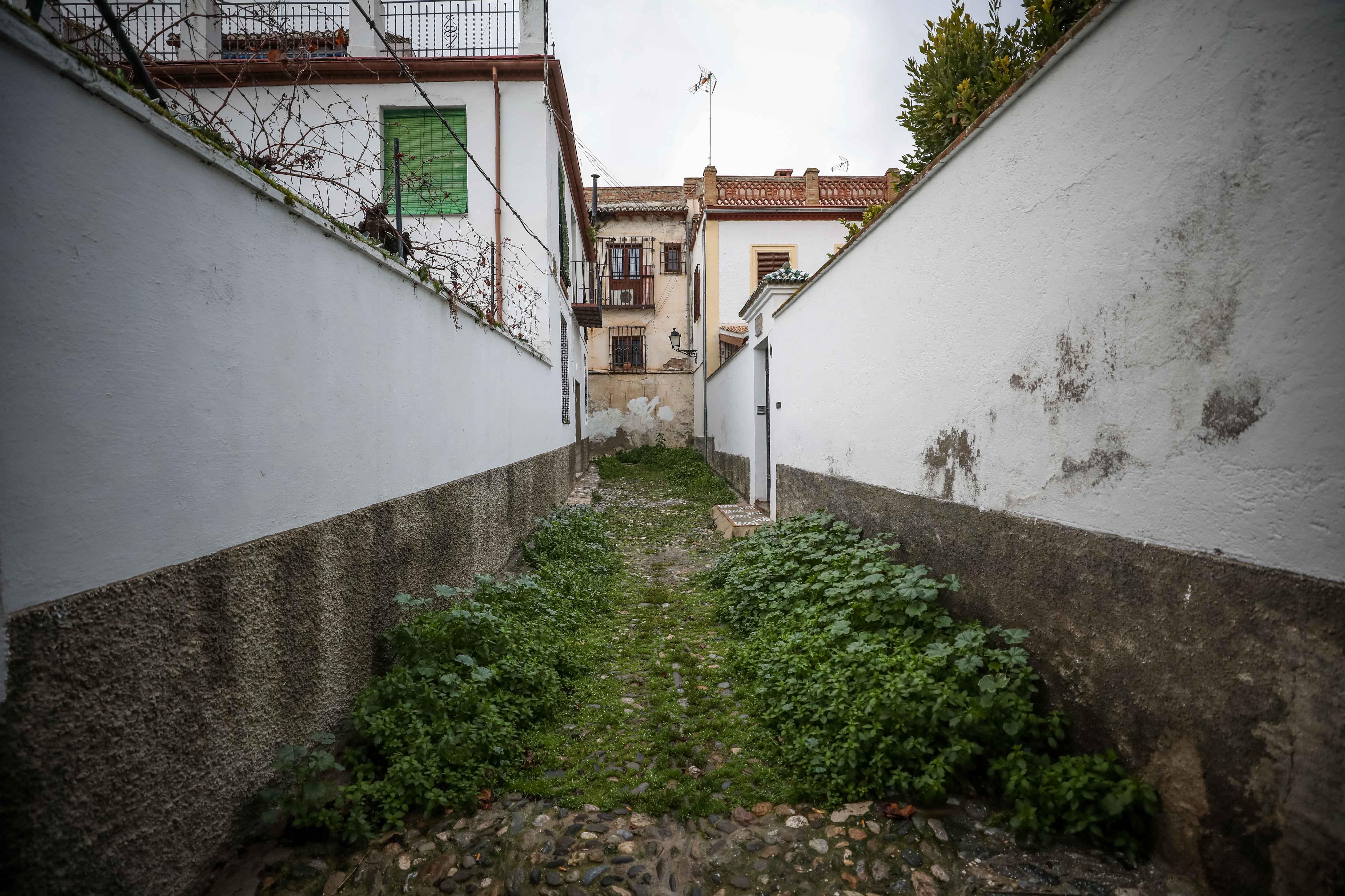 En el barrio Patrimonio Mundial se acumulan los desperfectos: pintadas, patrimonio en ruinas, murallas abandonadas, pavimento en mal estado o cables que tapan las vistas