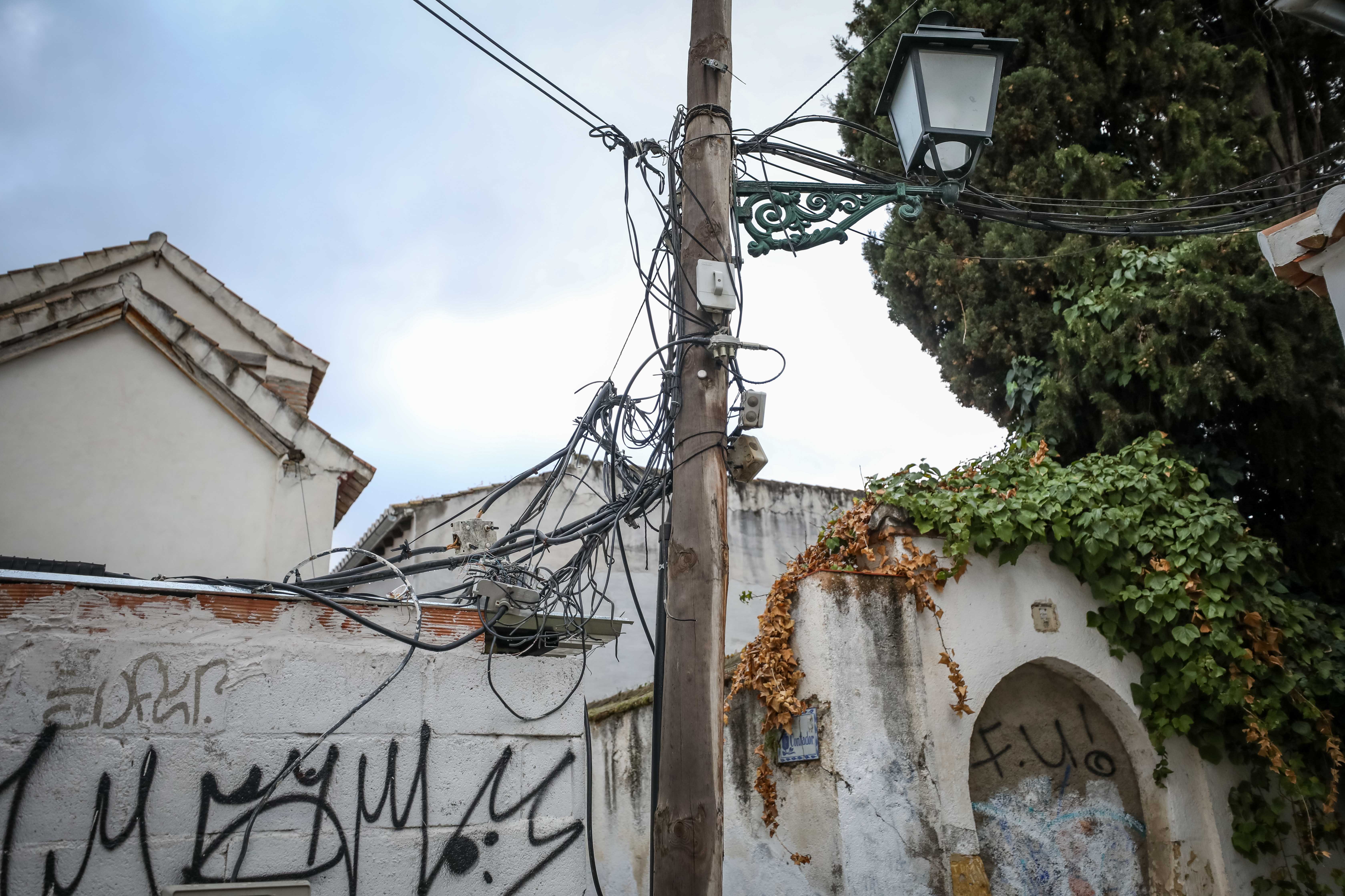 En el barrio Patrimonio Mundial se acumulan los desperfectos: pintadas, patrimonio en ruinas, murallas abandonadas, pavimento en mal estado o cables que tapan las vistas