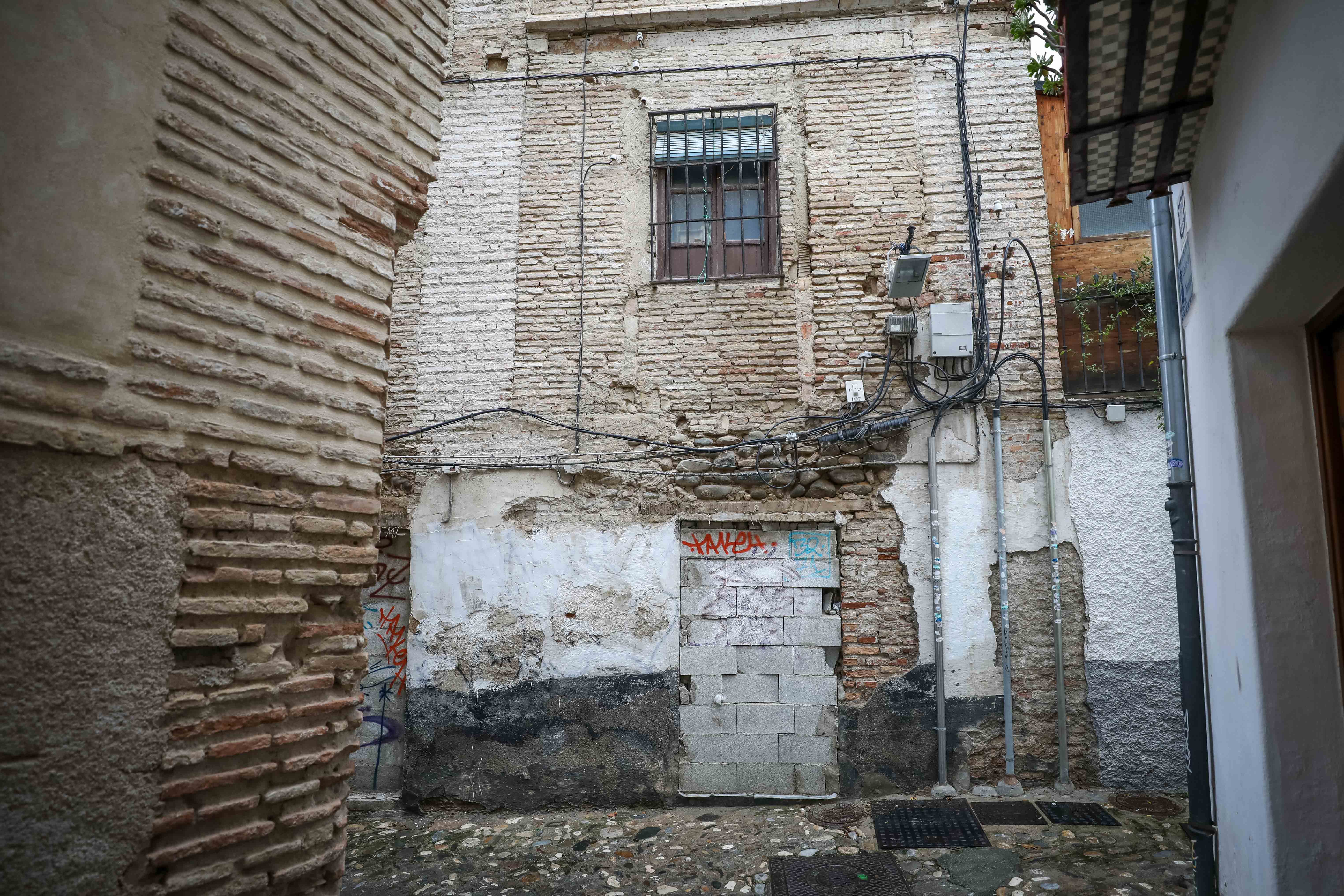 En el barrio Patrimonio Mundial se acumulan los desperfectos: pintadas, patrimonio en ruinas, murallas abandonadas, pavimento en mal estado o cables que tapan las vistas