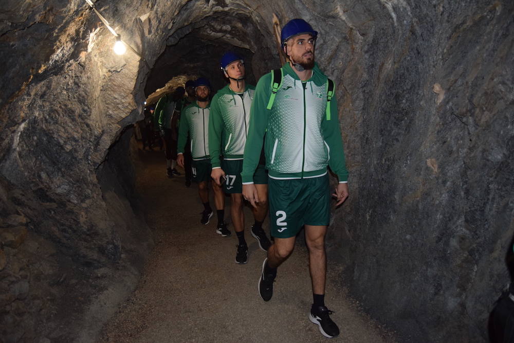 Los jugadores de Unicaja, que estuvieron recientemente viendo la Geoda de Pulpí, buscan el tesoro de la Copa en Castellón. 
