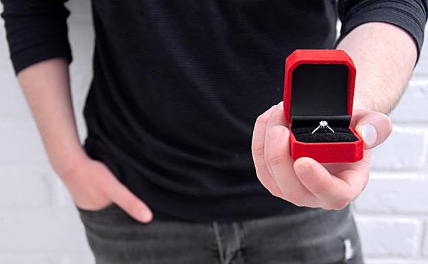 Una sortija para la novia y un reloj para el novio siguen siendo los regalos de pedida más habituales.