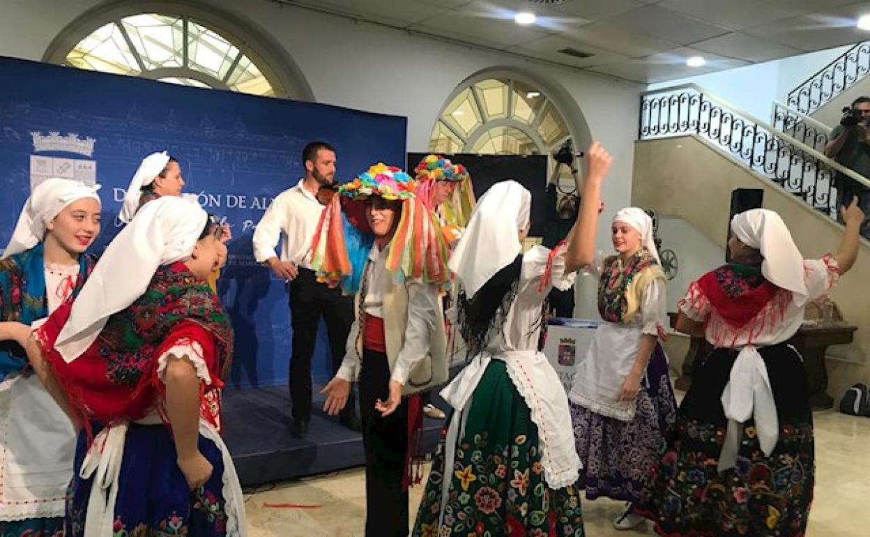 Bailes en la Diputación en la presentación de un encuentro anterior
