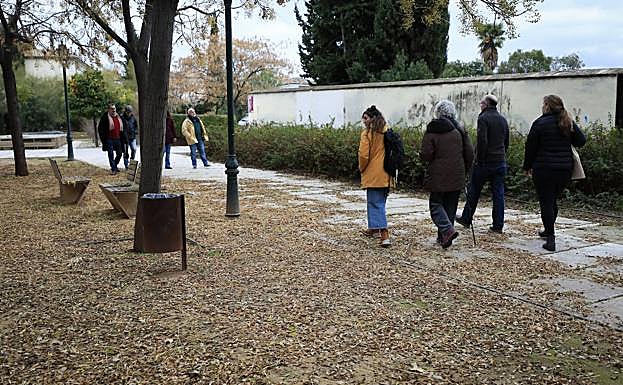 El parque del Cuarto Real de Granada, un mes cerrado y sin obras en el horizonte