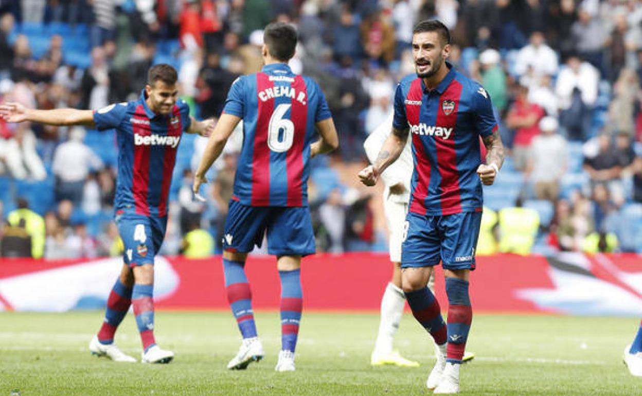 Cabaco anima a sus compañeros en el Bernabéu. 