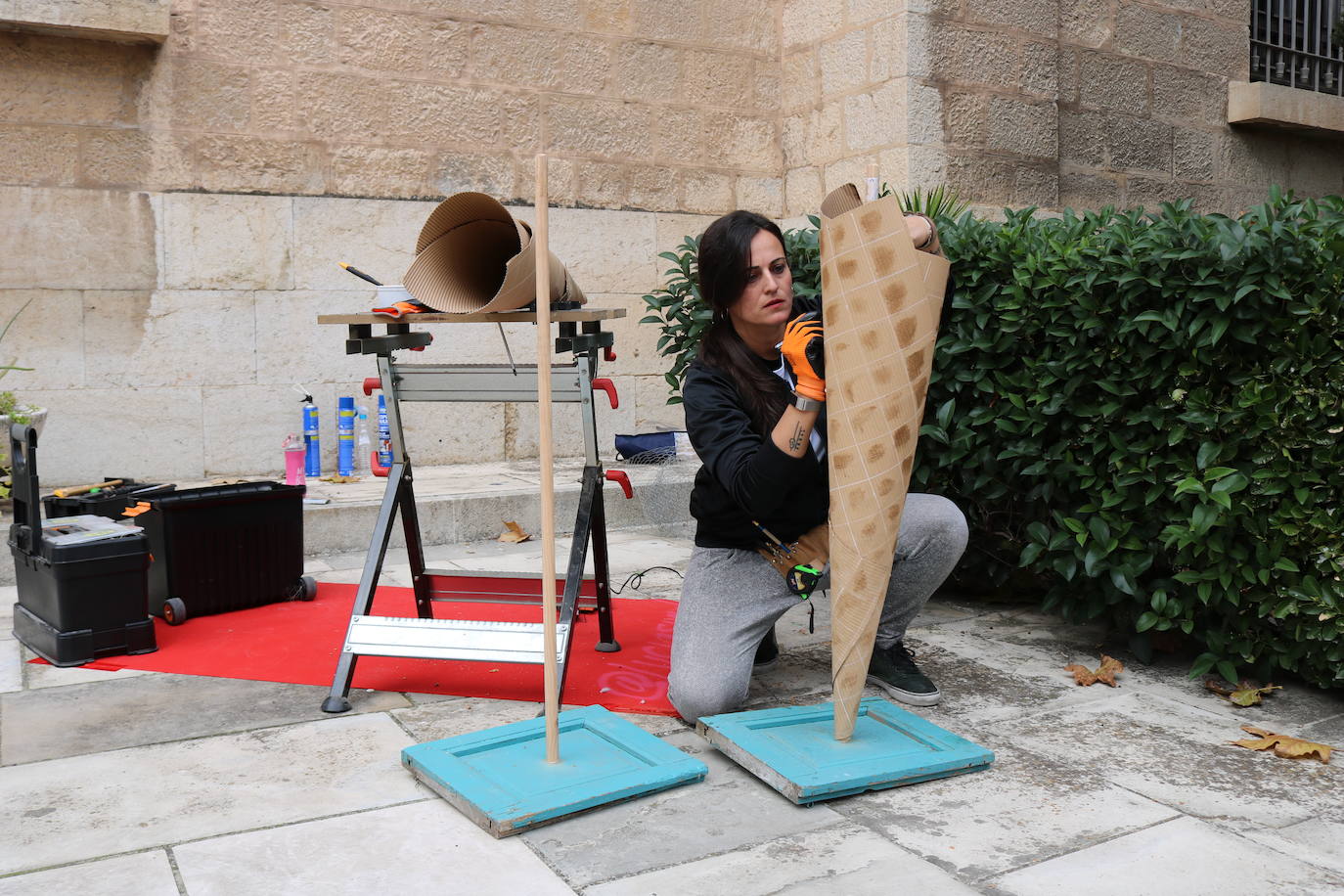 Una joven realiza un grafiti sobre un mural