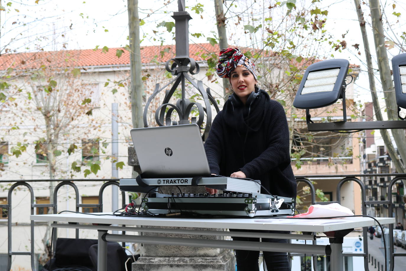 Una joven realiza un grafiti sobre un mural