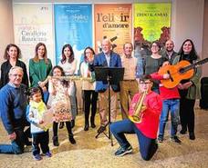Directivos, padres y jóvenes promesas de Juventudes Musicales de Granada, en su flamante sede. 