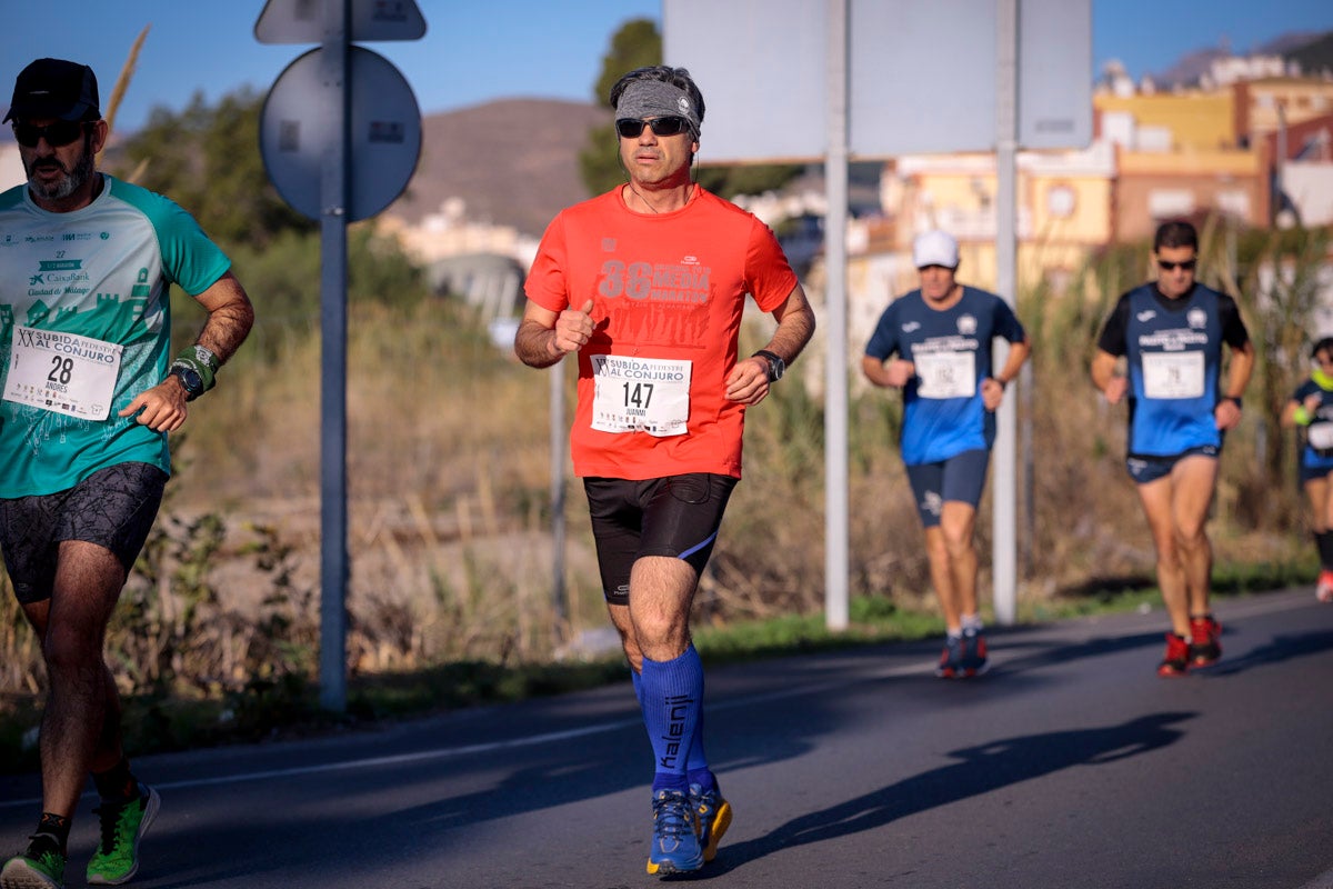 La XX Subida Pedestre al Conjuro arrancó a las 10 de la mañana, y los corredores tuvieron que enfrentarse a 17,8 kilometros en una mañana soleada