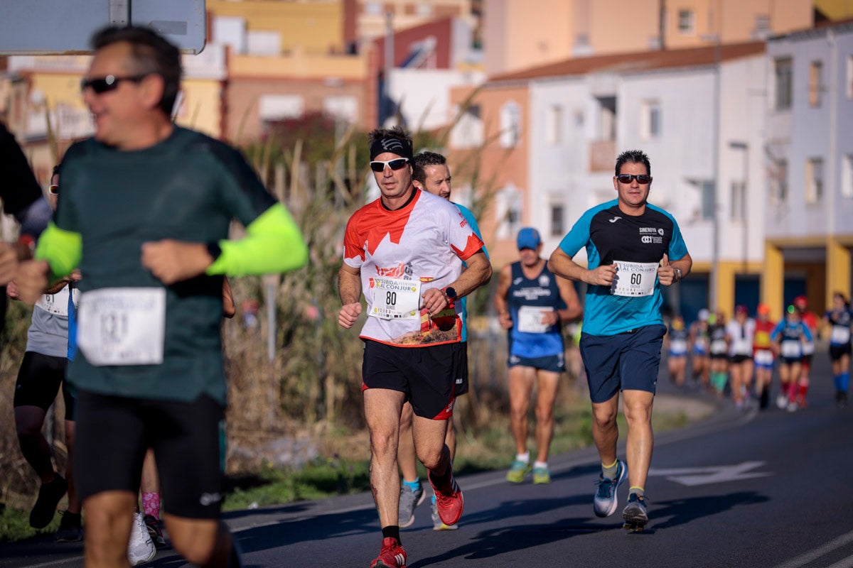 La XX Subida Pedestre al Conjuro arrancó a las 10 de la mañana, y los corredores tuvieron que enfrentarse a 17,8 kilometros en una mañana soleada