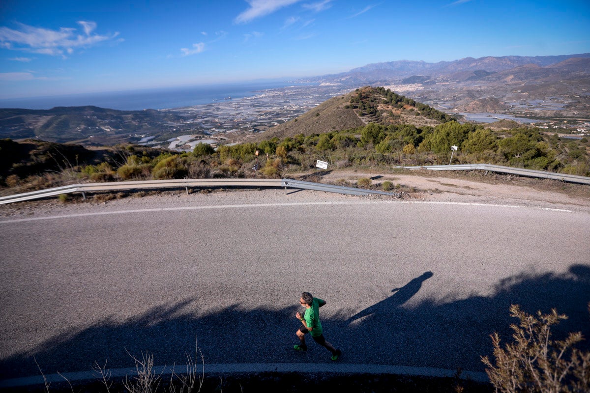 La XX Subida Pedestre al Conjuro arrancó a las 10 de la mañana, y los corredores tuvieron que enfrentarse a 17,8 kilometros en una mañana soleada
