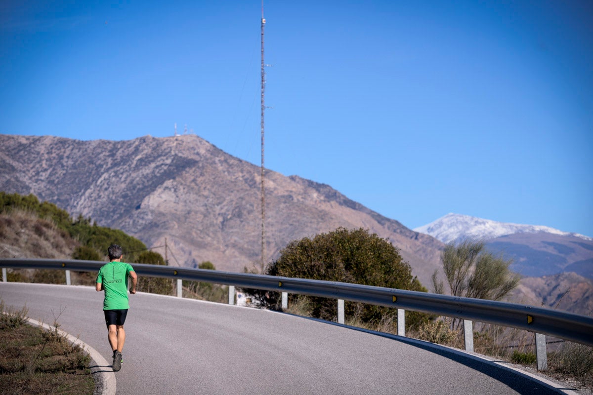 La XX Subida Pedestre al Conjuro arrancó a las 10 de la mañana, y los corredores tuvieron que enfrentarse a 17,8 kilometros en una mañana soleada