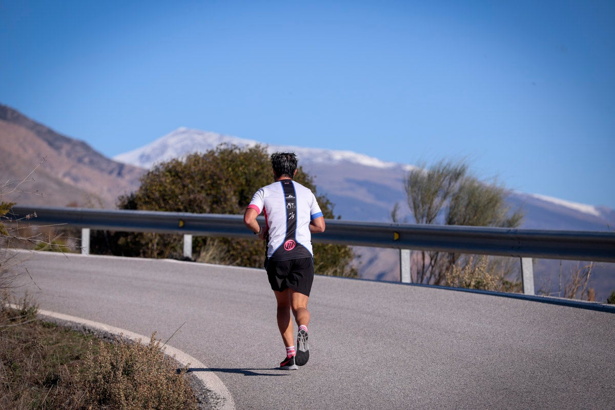 La XX Subida Pedestre al Conjuro arrancó a las 10 de la mañana, y los corredores tuvieron que enfrentarse a 17,8 kilometros en una mañana soleada