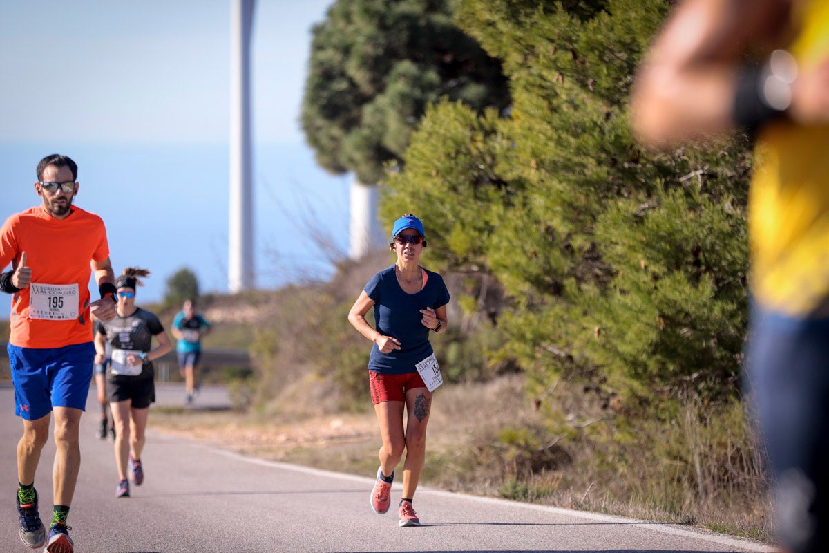 La XX Subida Pedestre al Conjuro arrancó a las 10 de la mañana, y los corredores tuvieron que enfrentarse a 17,8 kilometros en una mañana soleada