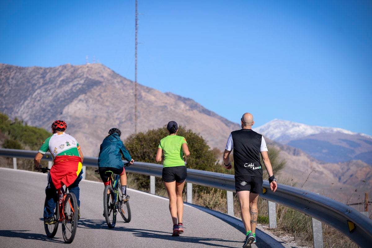 La XX Subida Pedestre al Conjuro arrancó a las 10 de la mañana, y los corredores tuvieron que enfrentarse a 17,8 kilometros en una mañana soleada