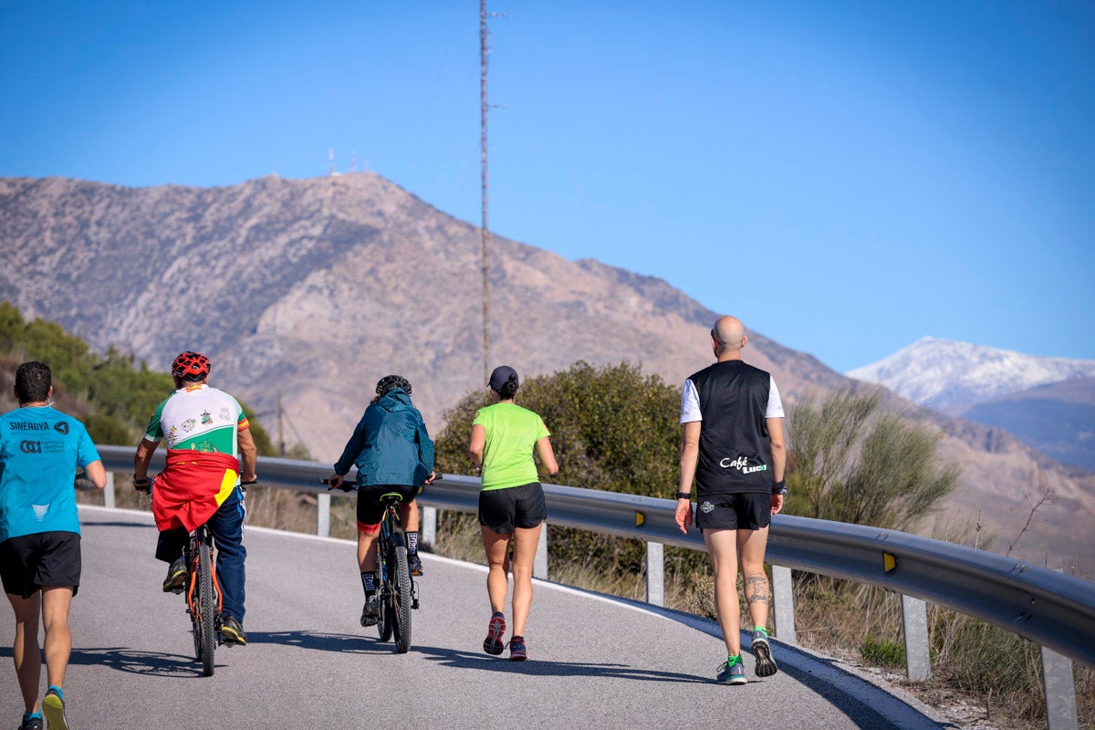 La XX Subida Pedestre al Conjuro arrancó a las 10 de la mañana, y los corredores tuvieron que enfrentarse a 17,8 kilometros en una mañana soleada
