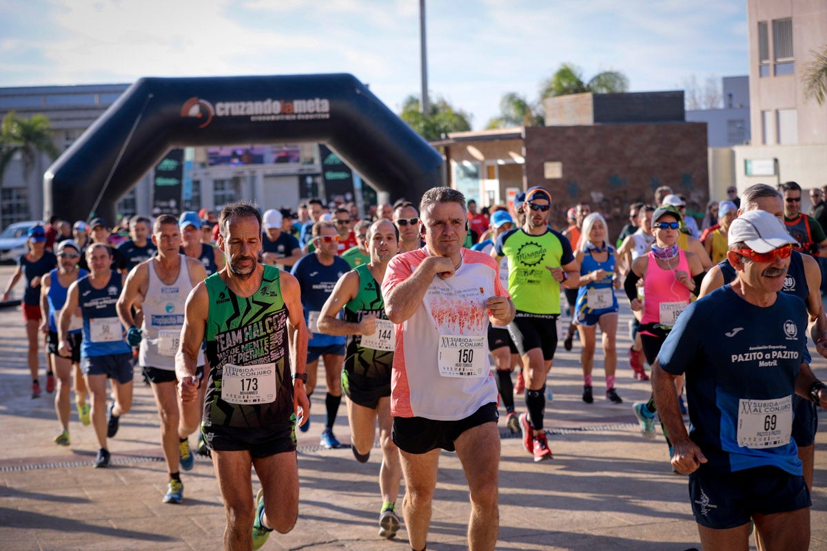 La XX Subida Pedestre al Conjuro arrancó a las 10 de la mañana, y los corredores tuvieron que enfrentarse a 17,8 kilometros en una mañana soleada