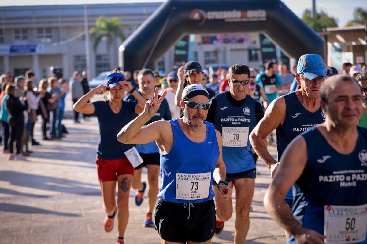 La XX Subida Pedestre al Conjuro arrancó a las 10 de la mañana, y los corredores tuvieron que enfrentarse a 17,8 kilometros en una mañana soleada