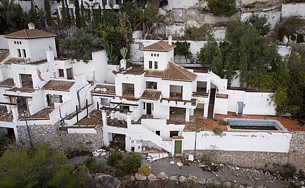 Las 400 familias afectadas por el deslizamiento de los Cármenes del Mar estiman la reparación cuesta 21 millones