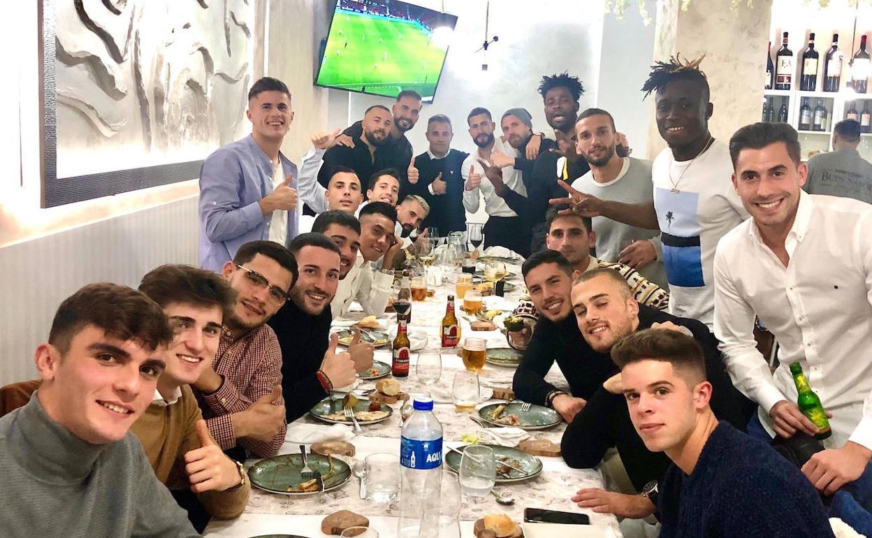 La plantilla celebrando el título de campeones de invierno. 