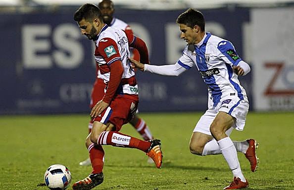 Fran Rico conduce el balón ante el Leganés en duelo copero. 