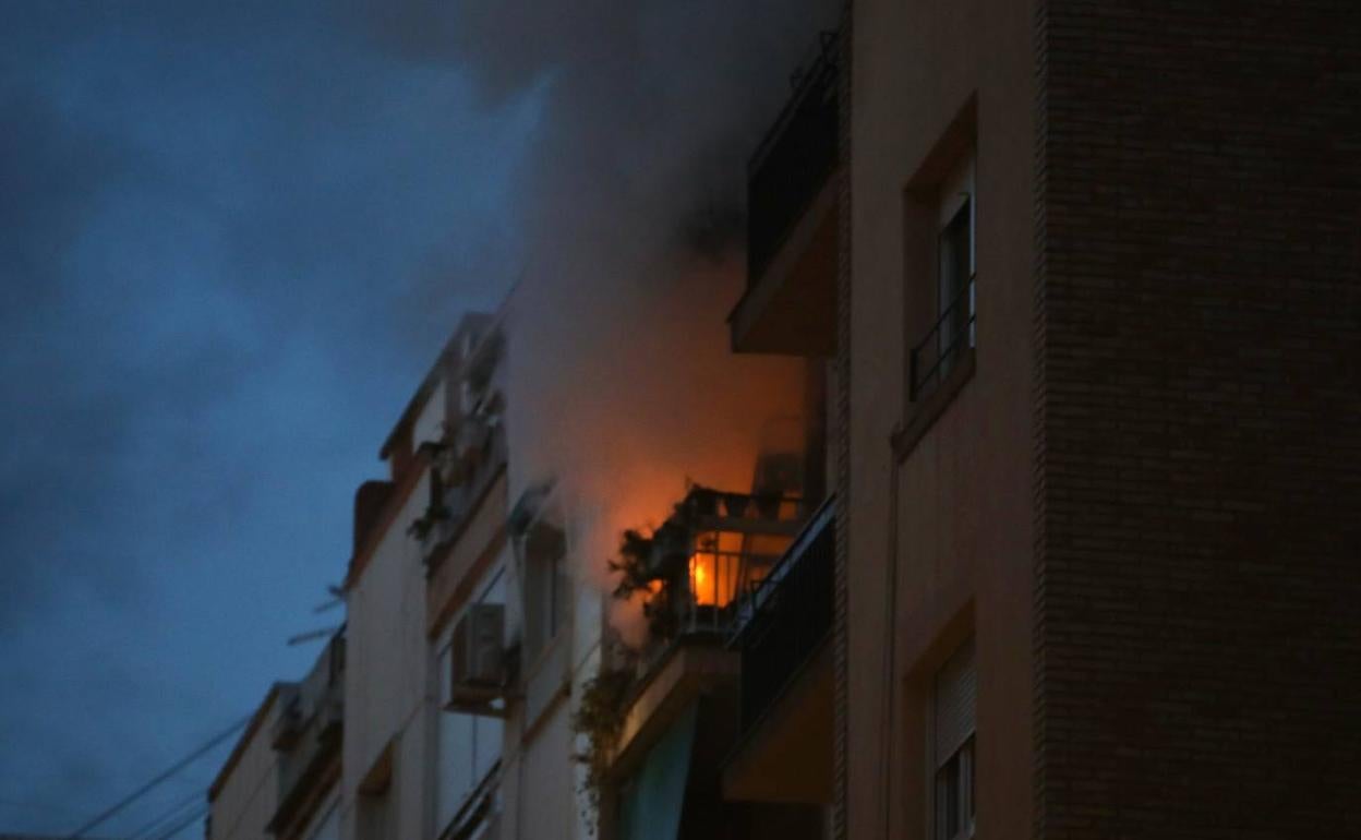 Incendio en Granada | Un aparatoso incendio en Granada obliga a desalojar un edificio y deja al menos un herido