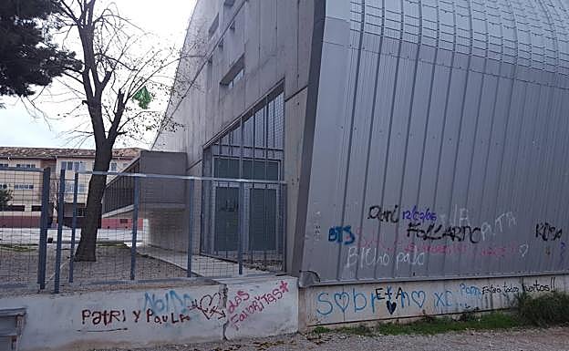 Imagen principal - La piscina municipal de Dúrcal se reconvierte en pista de skate y botellón ante la impotencia de los vecinos