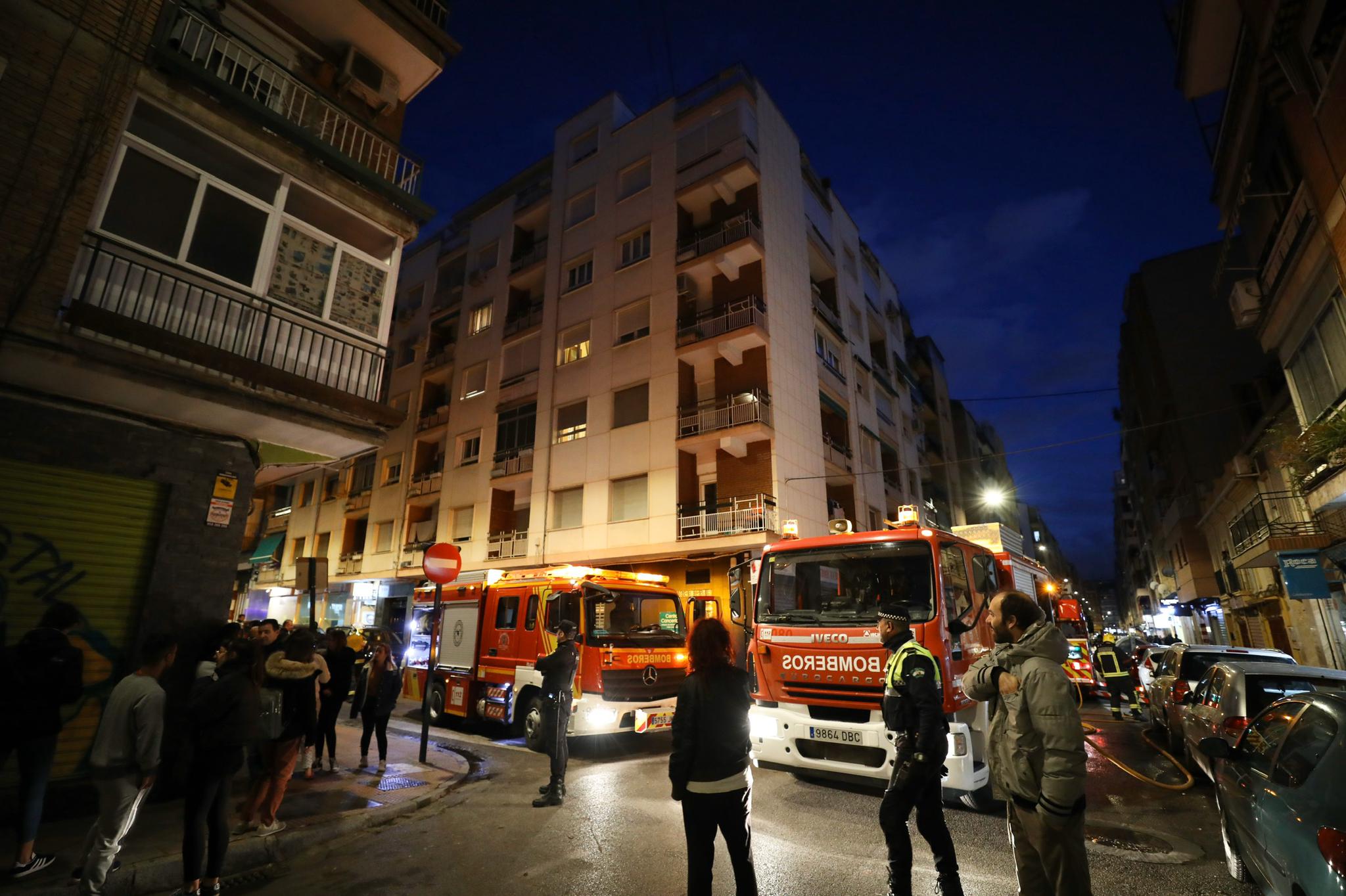 Las llamas han obligado a desalojar un edificio