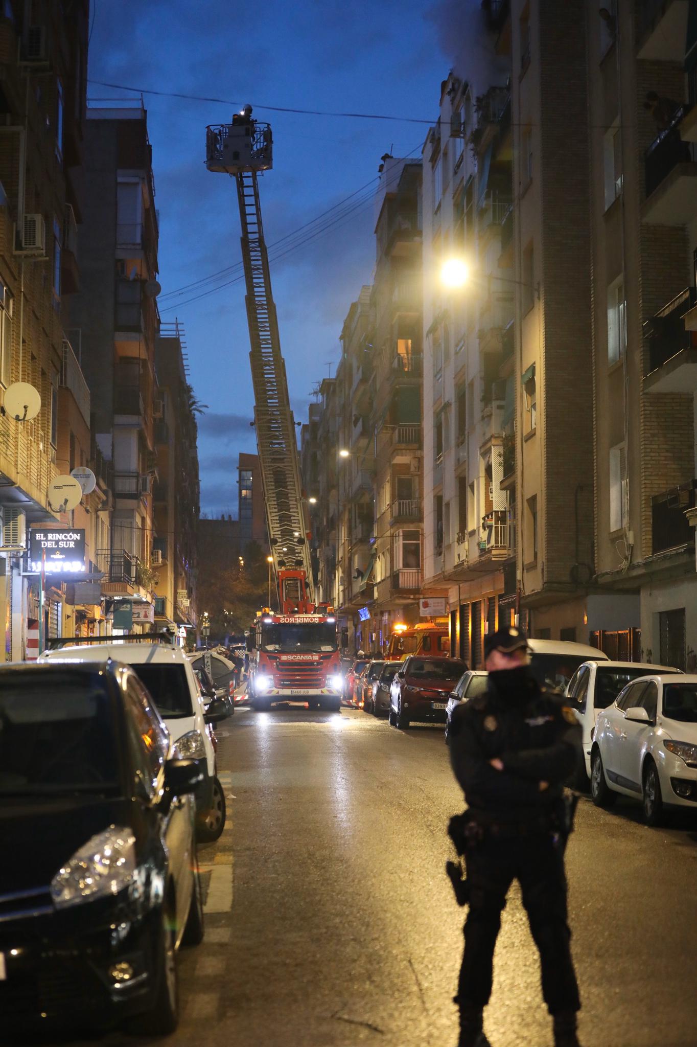 Las llamas han obligado a desalojar un edificio