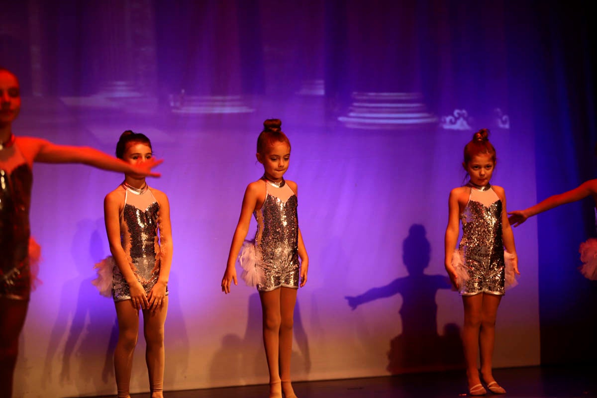 Fotos: Gimnasia solidaria a ritmo navideño en Motril