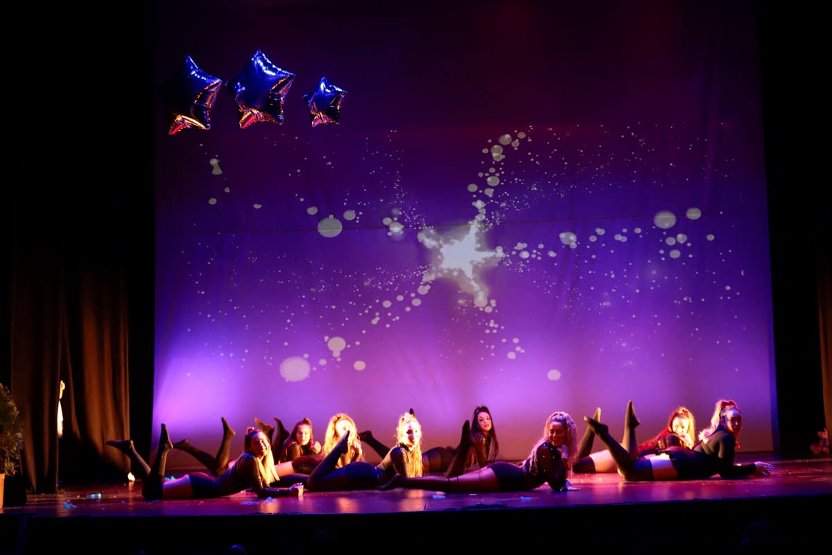 Fotos: Gimnasia solidaria a ritmo navideño en Motril