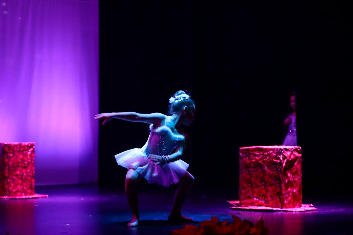 Fotos: Gimnasia solidaria a ritmo navideño en Motril