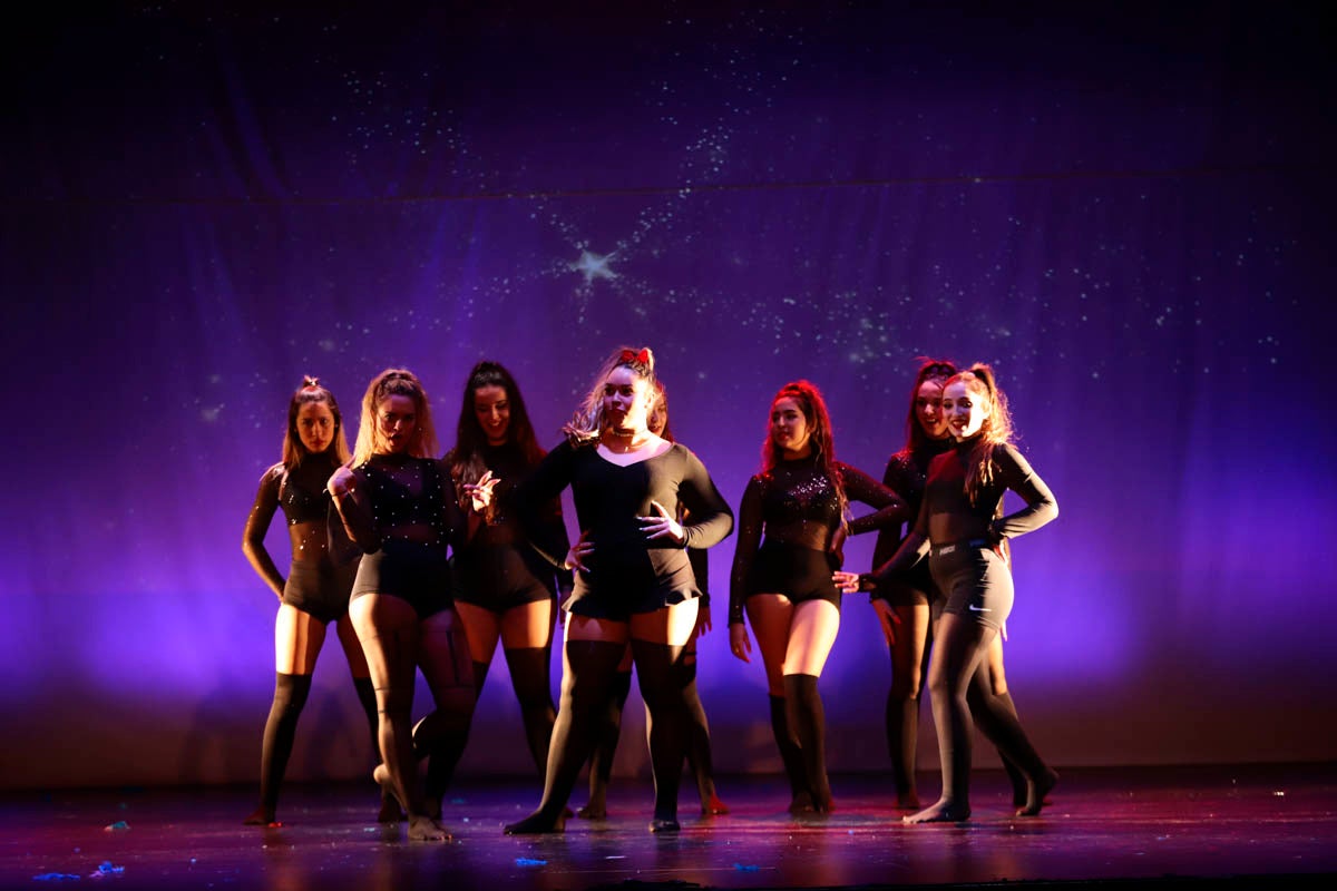 Fotos: Gimnasia solidaria a ritmo navideño en Motril