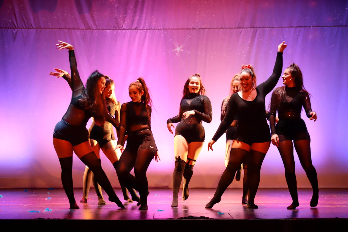 Fotos: Gimnasia solidaria a ritmo navideño en Motril