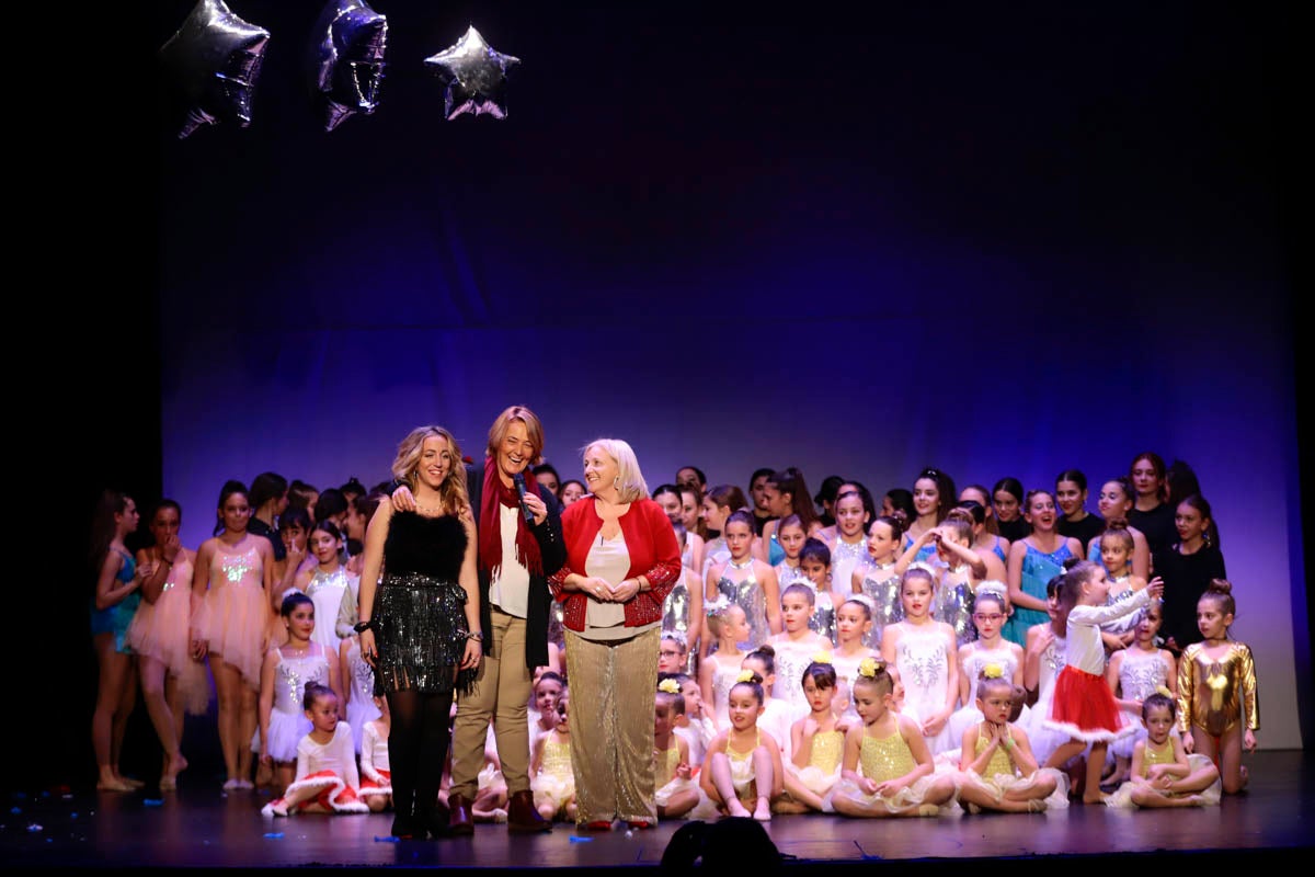 Fotos: Gimnasia solidaria a ritmo navideño en Motril