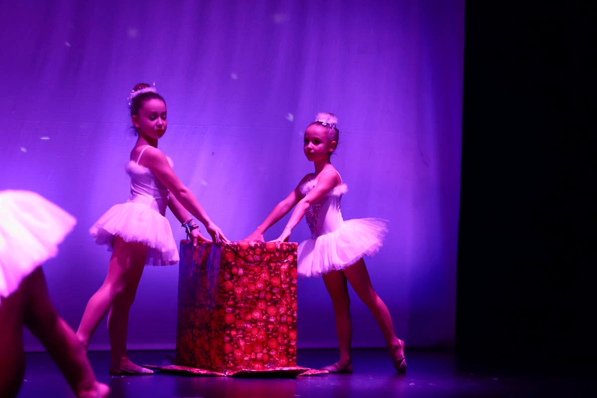 Fotos: Gimnasia solidaria a ritmo navideño en Motril