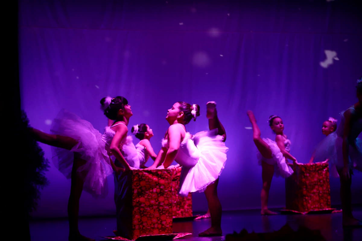 Fotos: Gimnasia solidaria a ritmo navideño en Motril