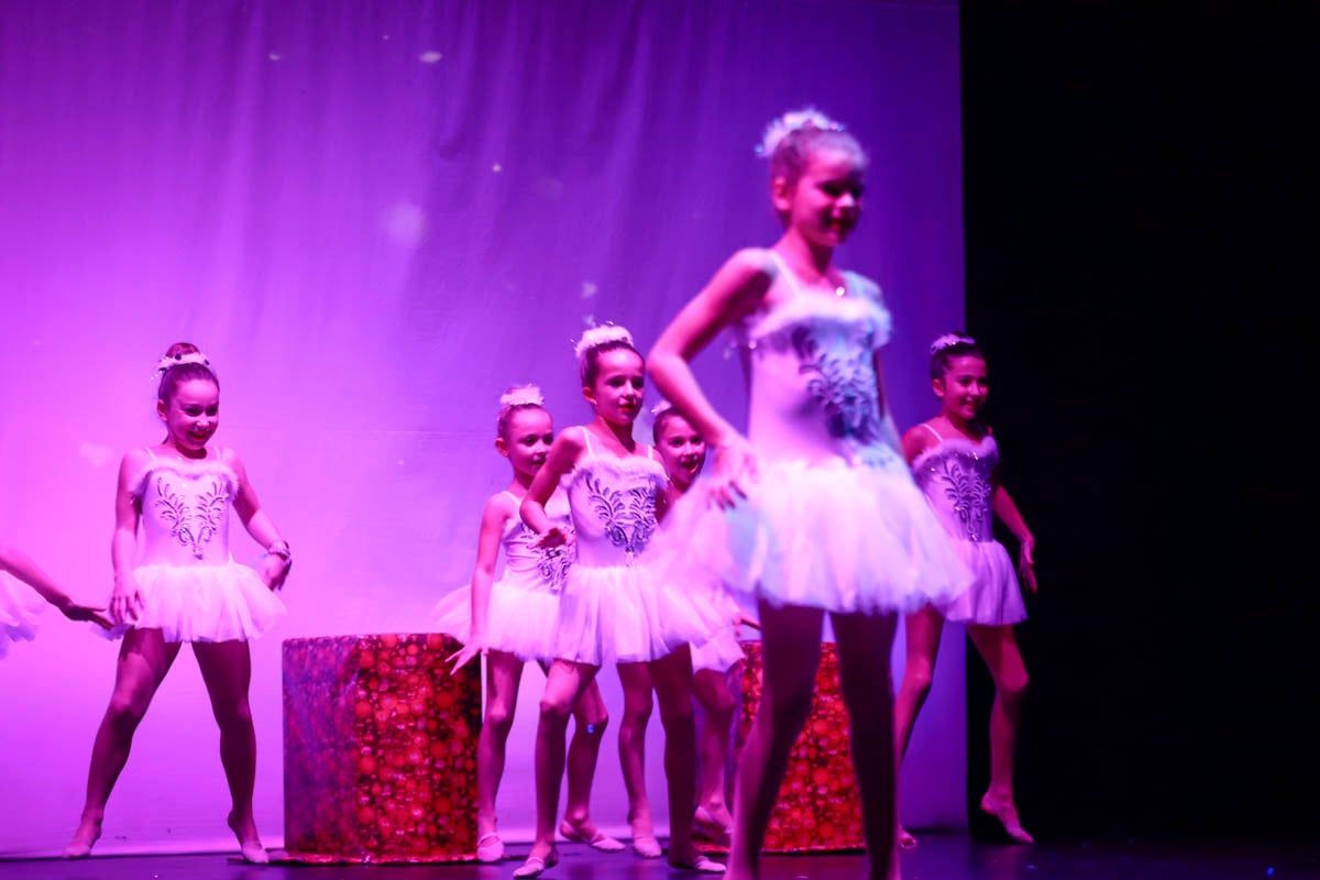 Fotos: Gimnasia solidaria a ritmo navideño en Motril