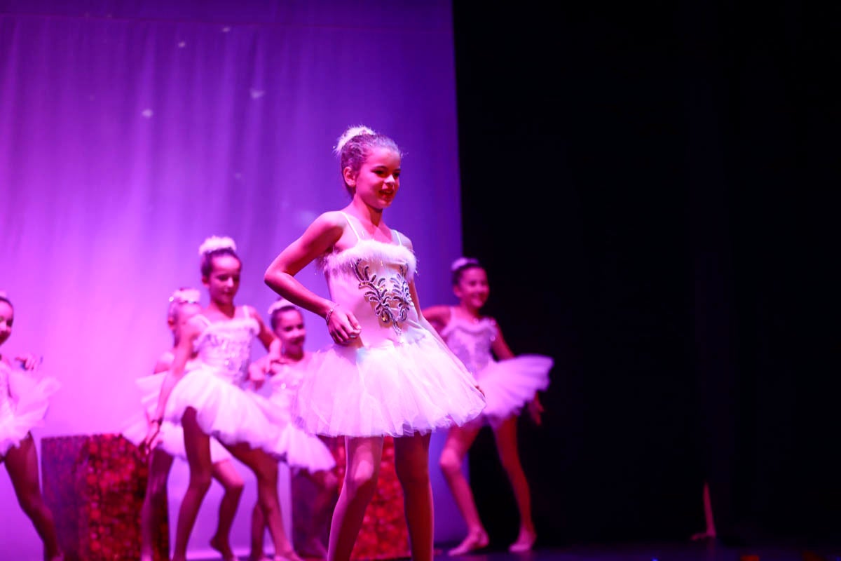 Fotos: Gimnasia solidaria a ritmo navideño en Motril