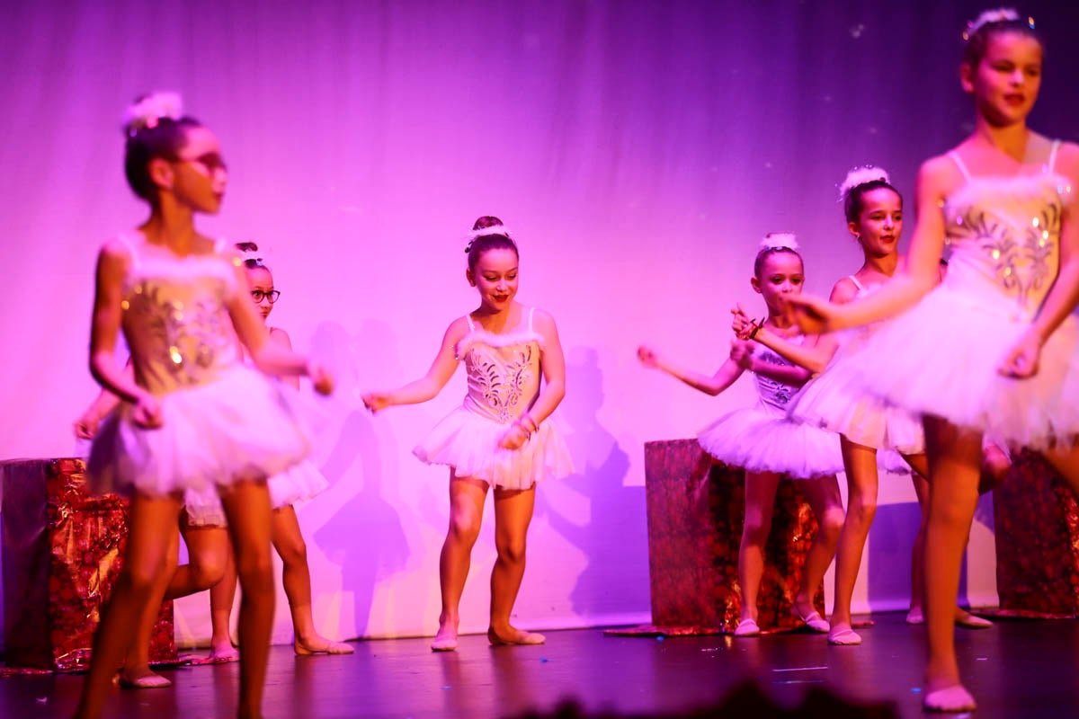 Fotos: Gimnasia solidaria a ritmo navideño en Motril