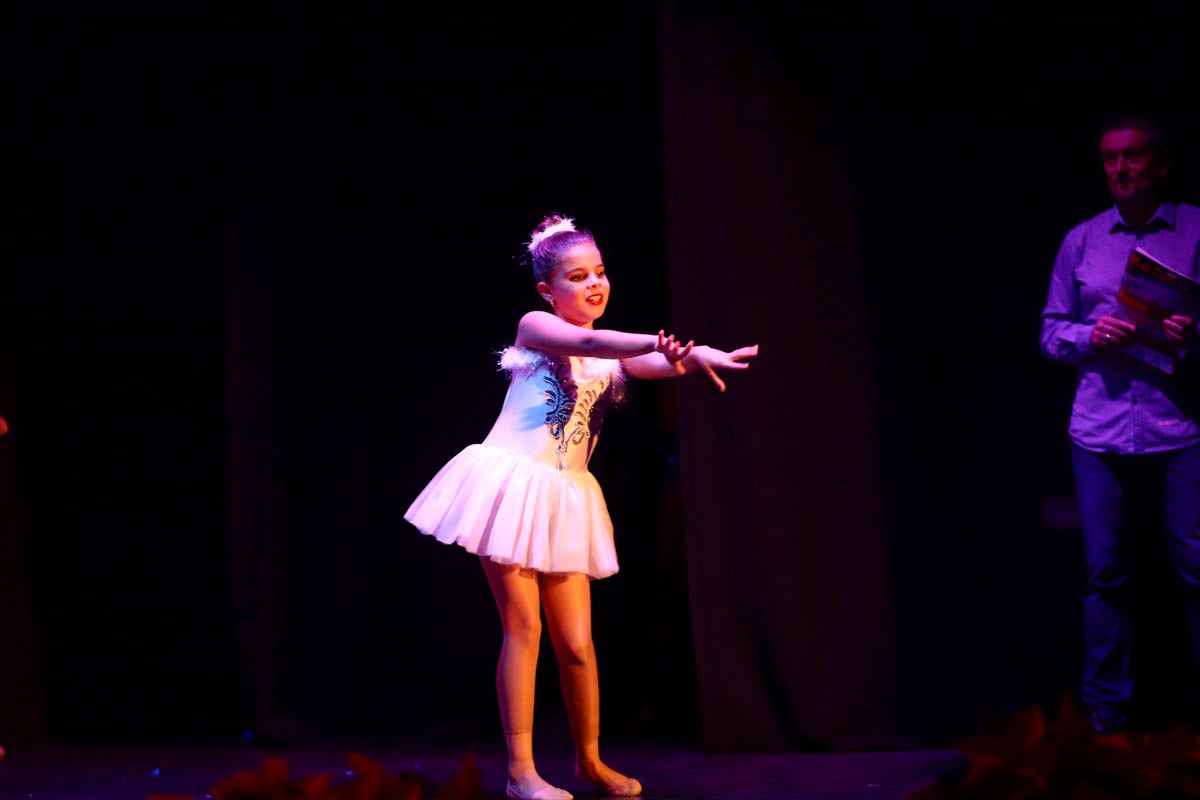 Fotos: Gimnasia solidaria a ritmo navideño en Motril