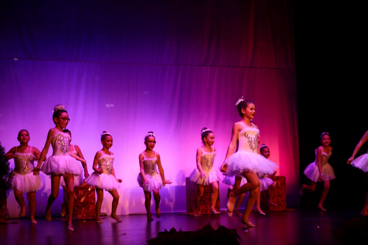 Fotos: Gimnasia solidaria a ritmo navideño en Motril