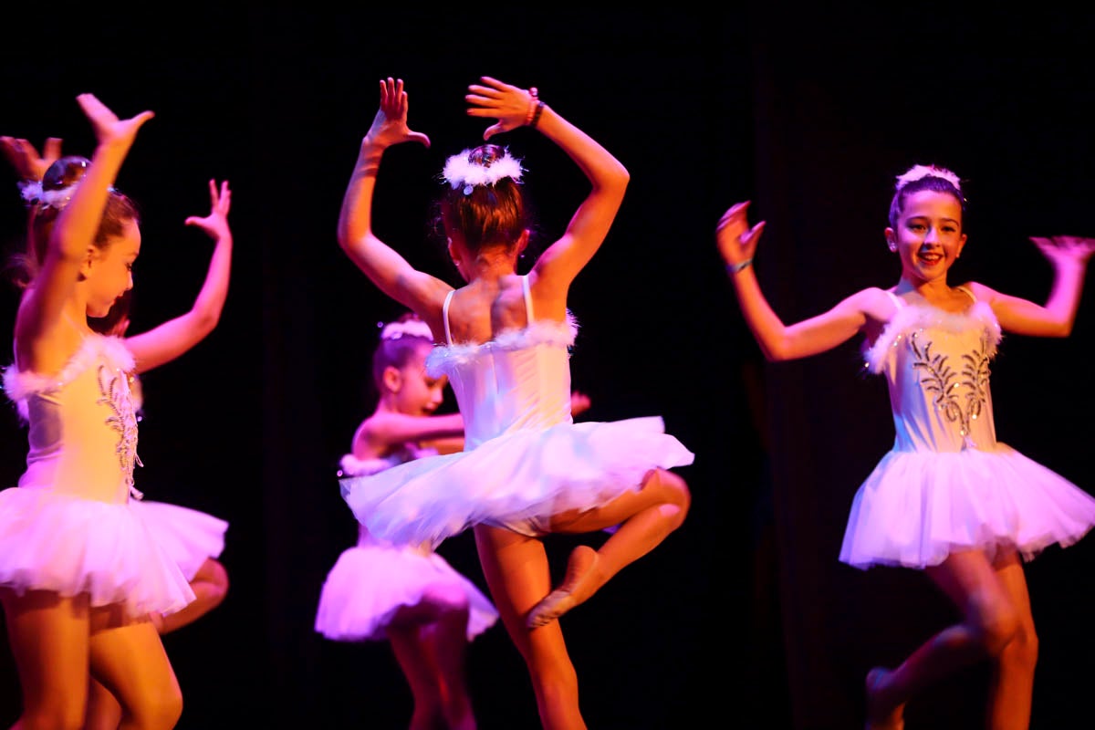 Fotos: Gimnasia solidaria a ritmo navideño en Motril