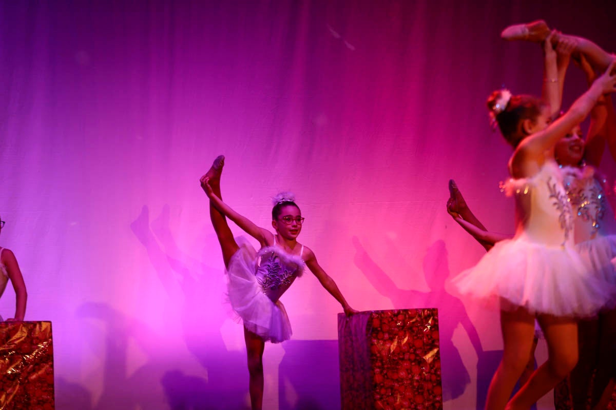 Fotos: Gimnasia solidaria a ritmo navideño en Motril